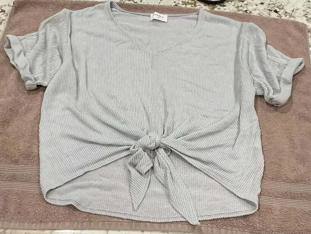 Everly Gray Ribbed V-Neck Short Sleeve Knot Front Top Size M